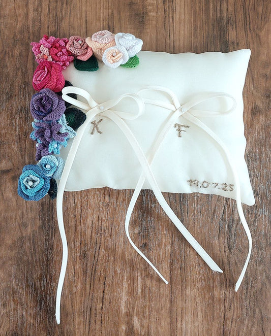 Cuscino porta fedi con fiori all’uncinetto – Personalizzato e artigianale