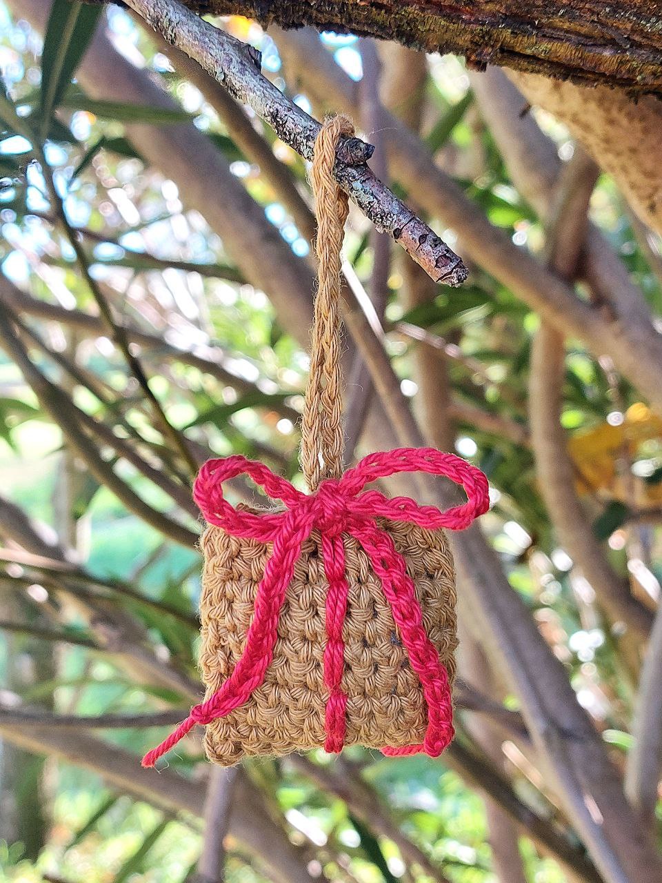 Piccoli Tesori - Decorazione Natalizia all'Uncinetto - Pacchetto Regalo - Edizione Limitata