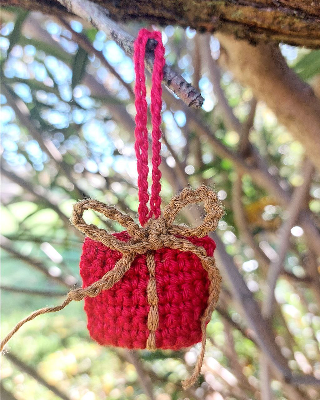 Piccoli Tesori - Decorazione Natalizia all'Uncinetto - Pacchetto Regalo - Edizione Limitata
