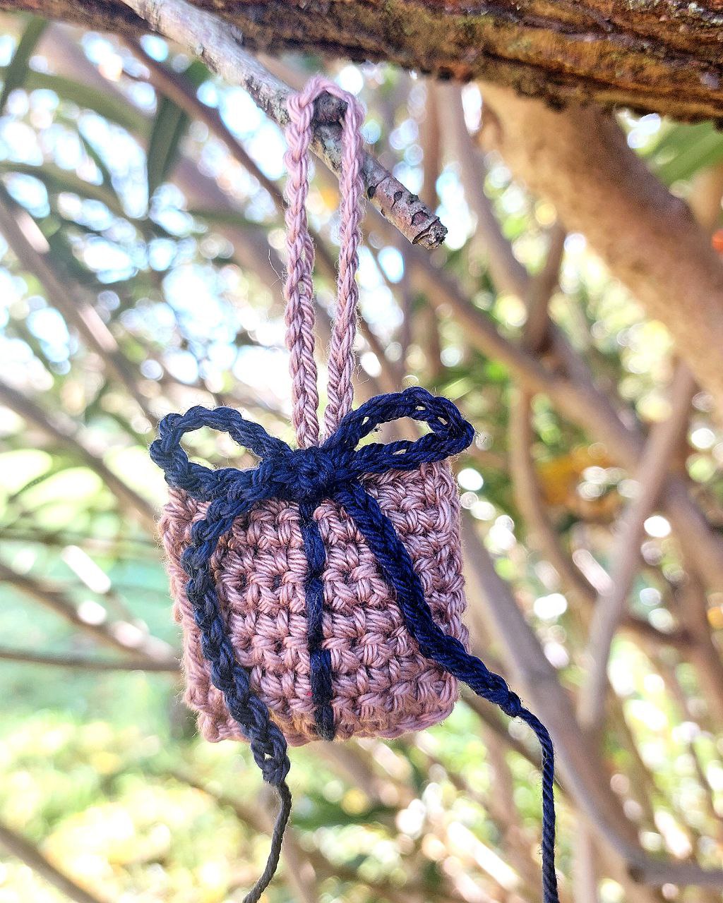 Piccoli Tesori - Decorazione Natalizia all'Uncinetto - Pacchetto Regalo - Edizione Limitata