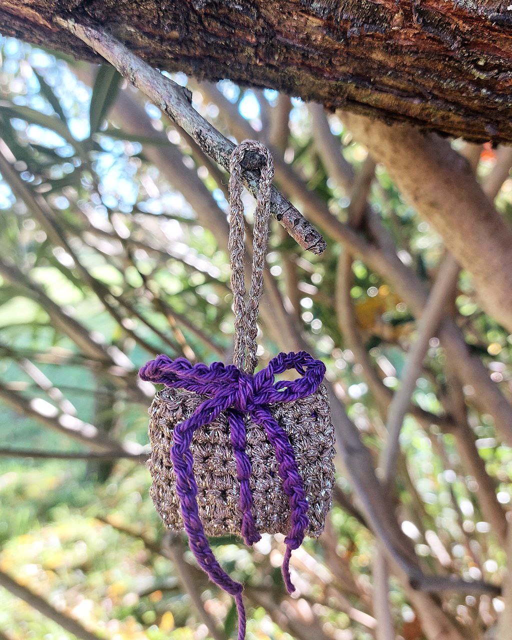 Piccoli Tesori - Decorazione Natalizia all'Uncinetto - Pacchetto Regalo - Edizione Limitata