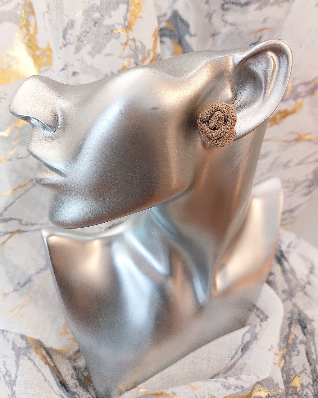 Aurora - Orecchini a forma di rosa all'uncinetto