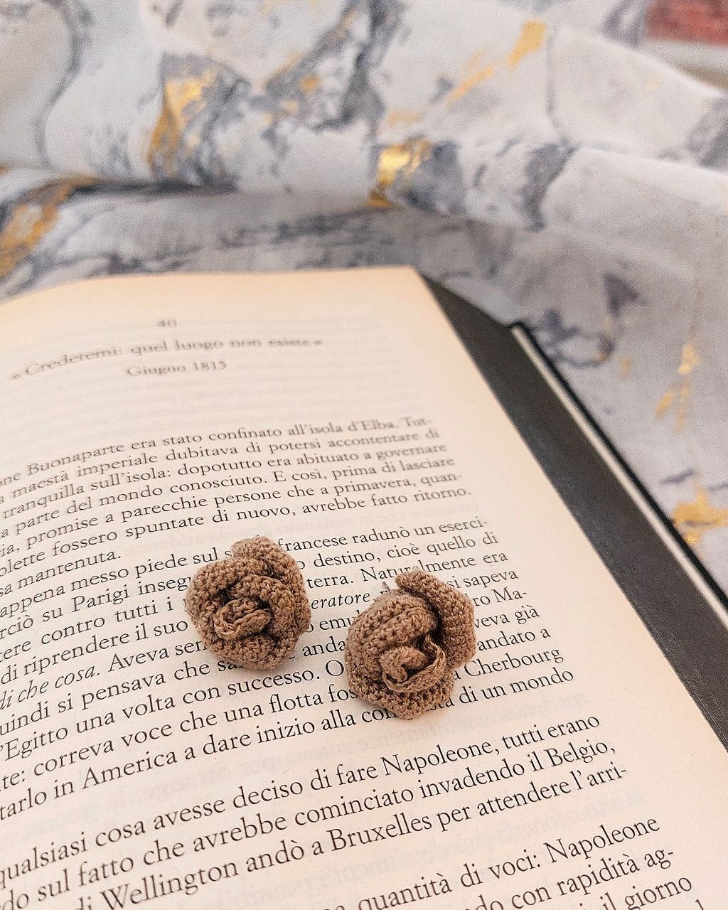 Aurora - Orecchini a forma di rosa all'uncinetto