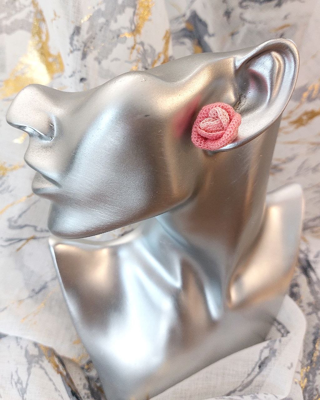 Aurora - Orecchini a forma di rosa all'uncinetto