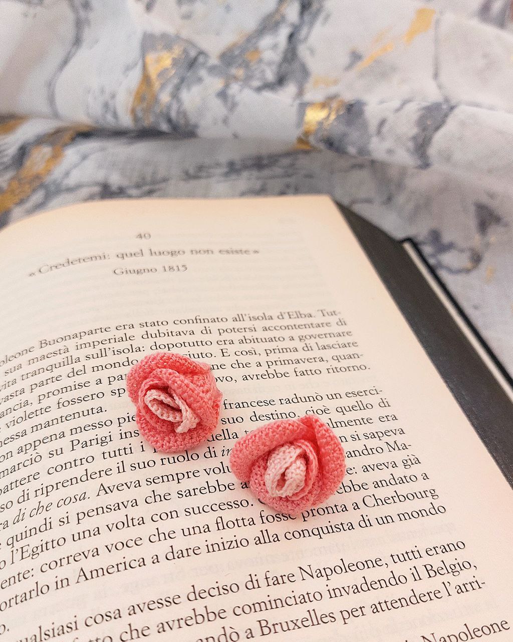 Aurora - Orecchini a forma di rosa all'uncinetto